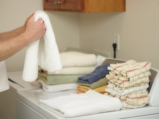 Image folding laundry and clothes dryer